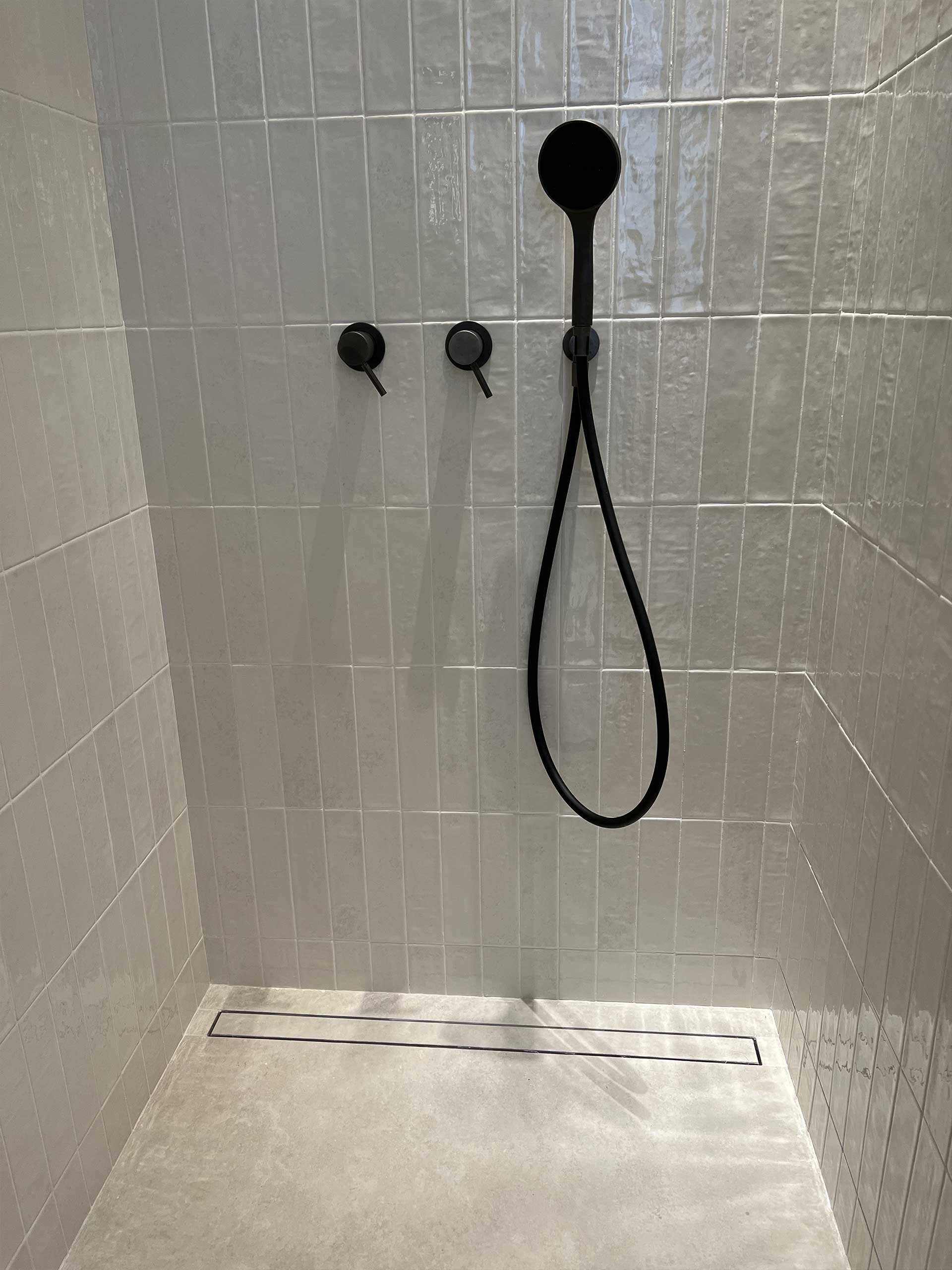 Salle de bains moderne à Paris 6 - Carrelage haut de gamme, mosaïque, douche à l’italienne et baignoire autoportante 