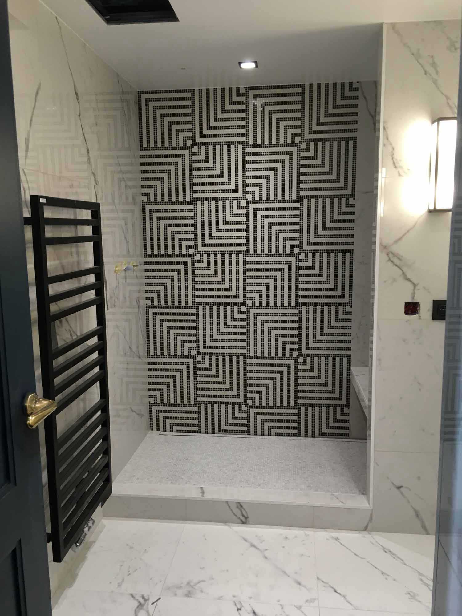 Rénovation de Salle de bains à Paris, douche à l'italienne avec sol en marbre blanc veiné et sèche serviette