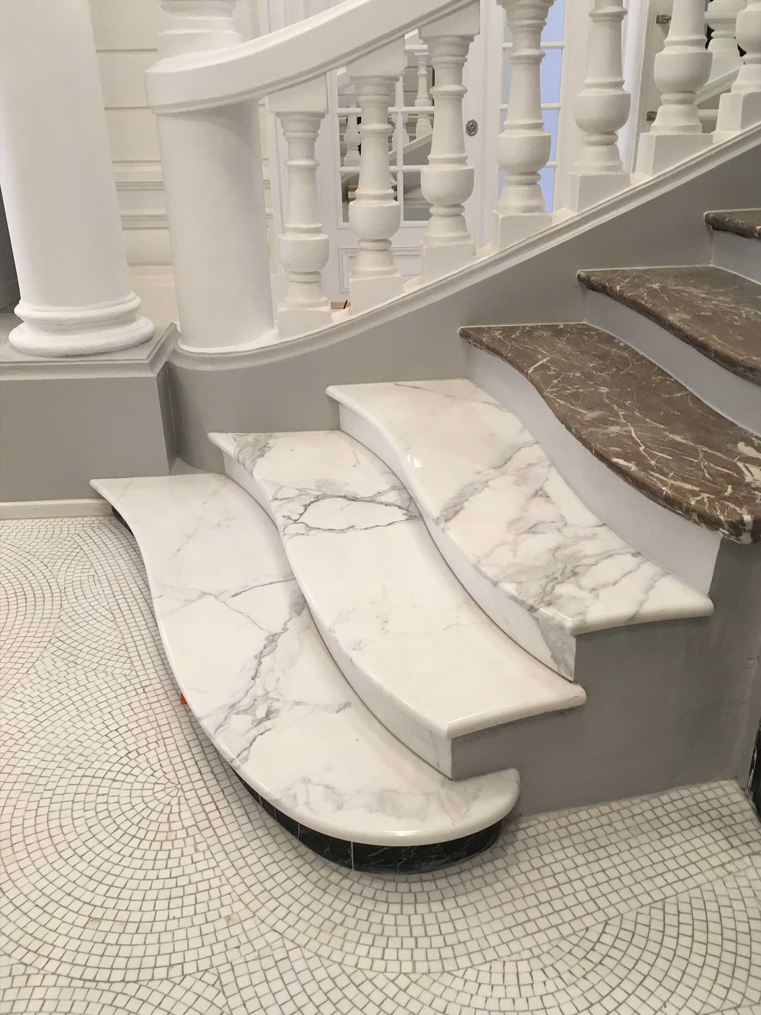Réalisation d'escalier en marbre dans un hall d'immeuble à Paris et carrelage mosaïque