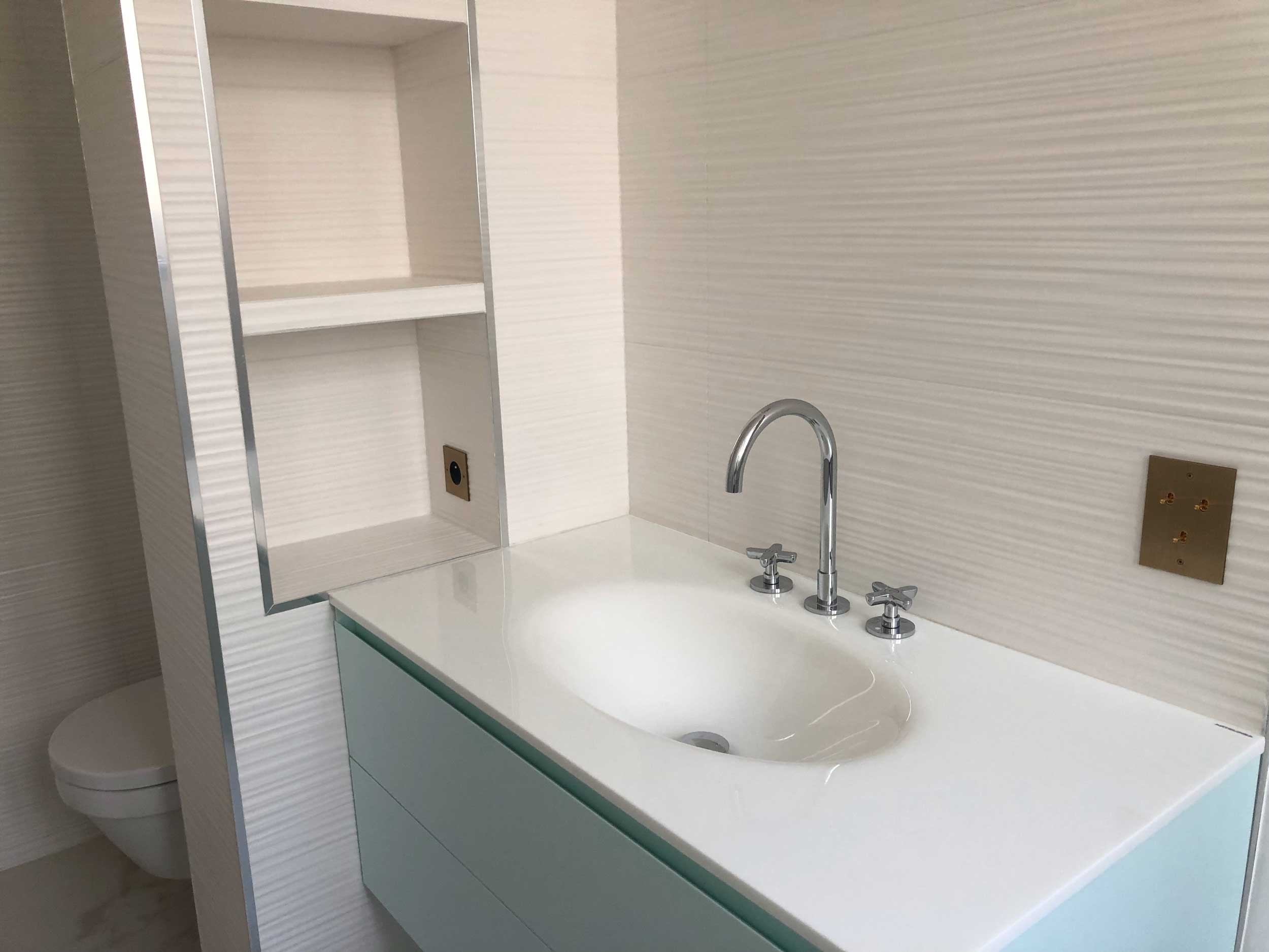 Rénovation Salle de bains Paris 7 avec vasque sur-mesure, toilettes suspendus, prise encastrée - Abramo