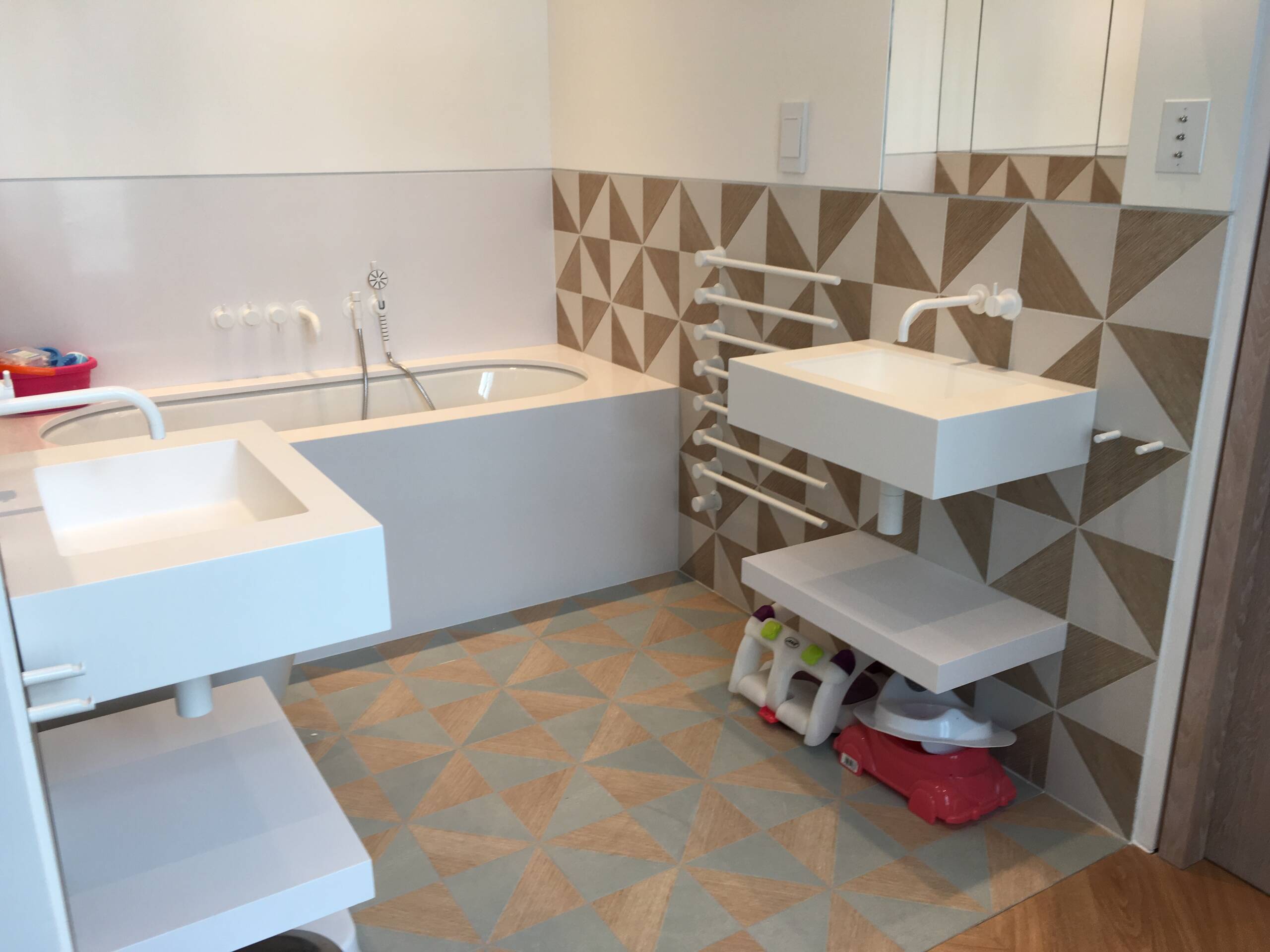 Salle de bains enfant : élégance ludique et esprit graphique avec robinetterie classique, carrelage design, carrelage à motifs