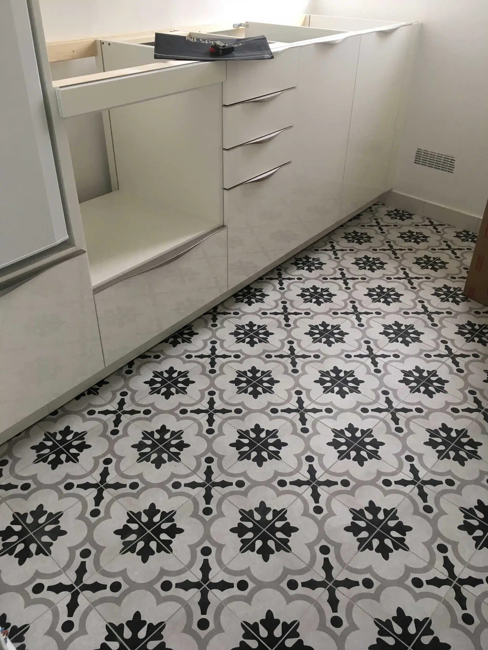 rénovation de cuisine avec des carreaux de ciment - entreprise abramo