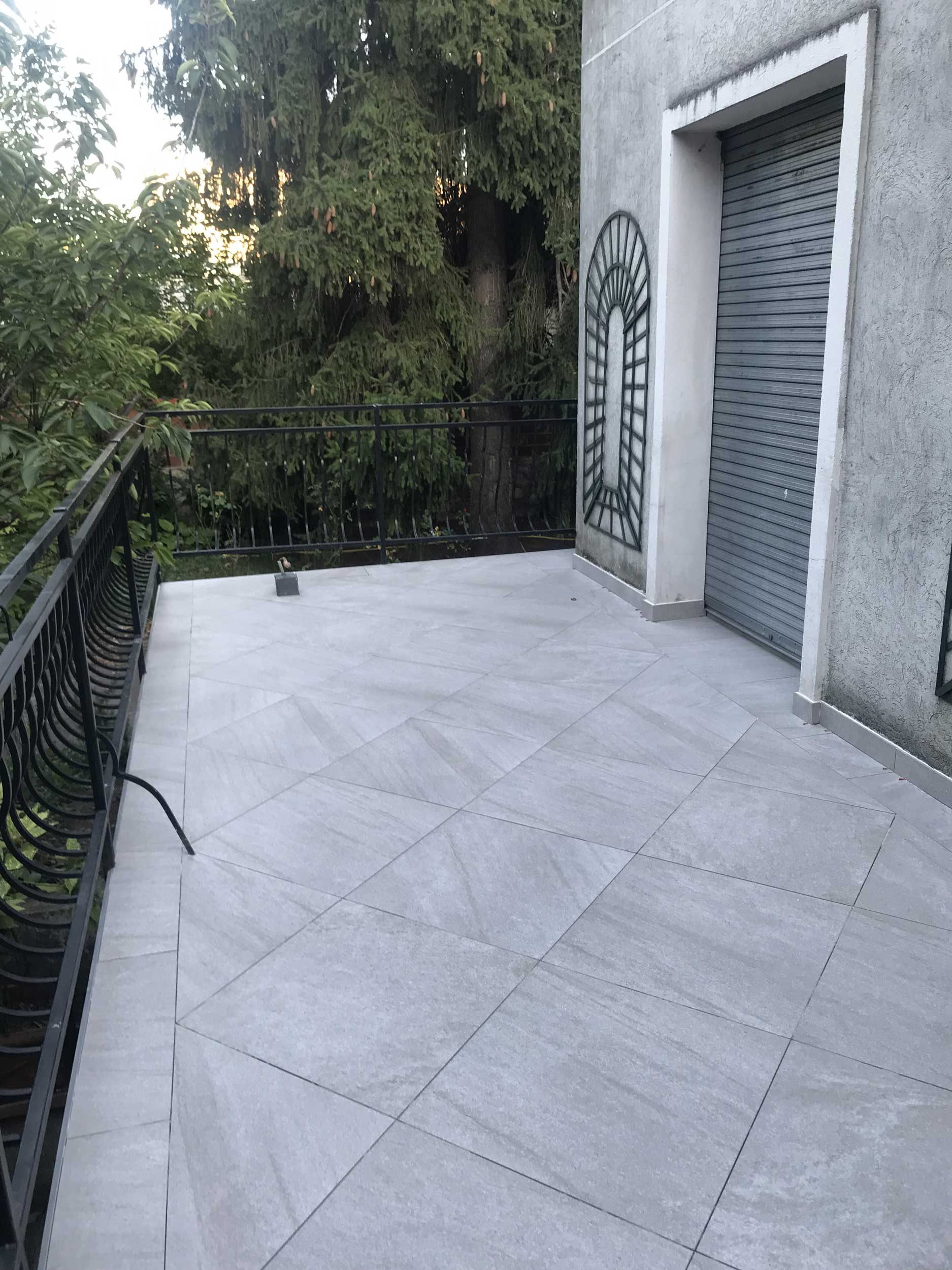 Rénovation terrasse élégante à Paris - Entreprise Abramo avec carrelage extérieur et garde-corps en métal.